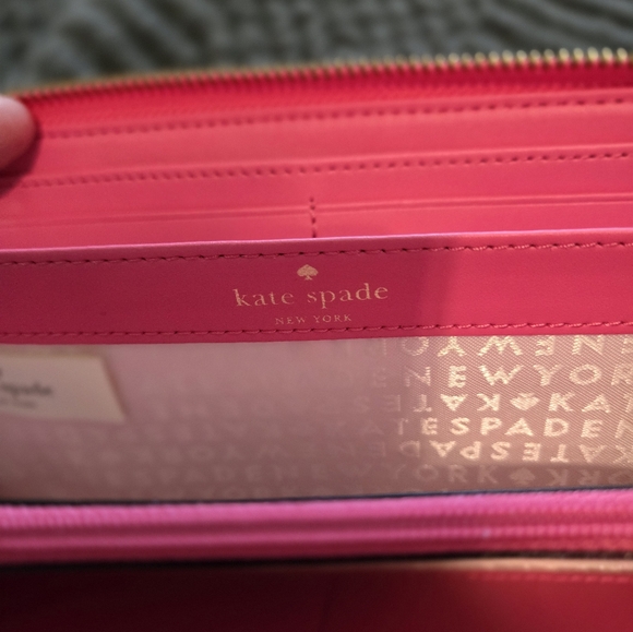Kate Spade Vibrant Pink Pebbled Leather Long Wallet - LIKE NEW! - Picture 3 of 3